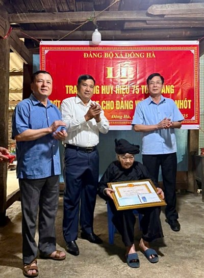 Đồng chí Hầu Minh Lợi, Phó Chủ tịch Thường trực HĐND tỉnh trao tặng Huy hiệu Đảng đợt 19/5/2025 tại huyện Quản Bạ