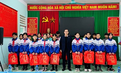 Trưởng Ban Văn hoá – Xã hội HĐND tỉnh trao, tặng quà nhân dịp tết Nguyên đán Giáp Thìn năm 2024