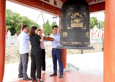 Bộ trưởng Bộ Tài nguyên và Môi trường Đặng Quốc Khánh viếng các Anh hùng liệt sỹ tại Vị Xuyên