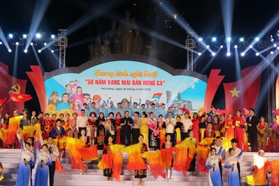 Chủ tịch HĐND tỉnh Thào Hồng Sơn dự Chương trình nghệ thuật "50 năm vang mãi bản hùng ca"