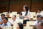 Đại biểu Vương Thị Hương (Đoàn Hà Giang) kiến nghị nhiều giải pháp cụ thể nhằm hoàn thiện chính sách hỗ trợ học phí và phổ cập giáo dục mầm non