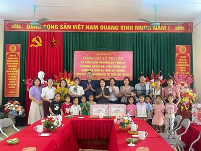 Trưởng đoàn Đại biểu Quốc hội tỉnh Lý Thị Lan thăm, tặng quà nhân dịp tết thiếu nhi 1/6 tại huyện Quang bình