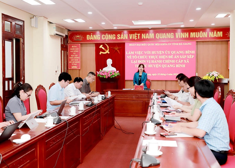Trưởng đoàn ĐBQH khóa XV đơn vị tỉnh Hà Giang Lý Thị Lan làm việc với  Huyện ủy Quang Bình về Đề án sắp xếp lại đơn vị hành chính