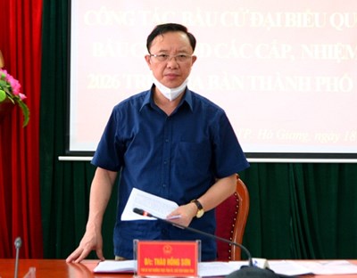 Phó Bí thư Thường trực Tỉnh ủy, Chủ tịch HĐND tỉnh Thào Hồng Sơn kiểm tra công tác chuẩn bị bầu cử ĐBQH và HĐND các cấp trên địa bàn thành phố Hà Giang