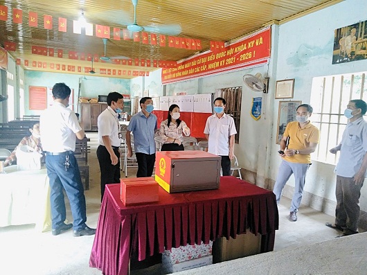 Thành viên Đoàn công tác 198 của Ban Thường vụ Tỉnh ủy kiểm tra công tác bầu cử tại xã Bằng Lang, huyện Quang Bình