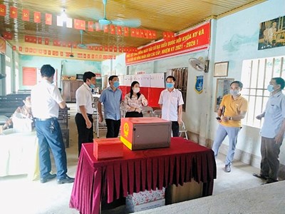 Thành viên Đoàn công tác 198 của Ban Thường vụ Tỉnh ủy kiểm tra công tác bầu cử tại xã Bằng Lang, huyện Quang Bình