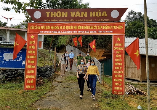 Trưởng Ban Kinh tế - Ngân sách HĐND tỉnh Phạm Thị Hồng Yên kiểm tra công tác chuẩn bị bầu cử tại 02 xã Đồng Tâm, Đồng Tiến huyện Bắc Quang.