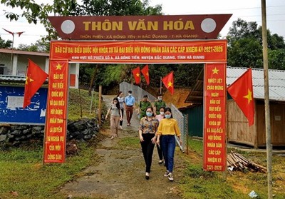 Trưởng Ban Kinh tế - Ngân sách HĐND tỉnh Phạm Thị Hồng Yên kiểm tra công tác chuẩn bị bầu cử tại 02 xã Đồng Tâm, Đồng Tiến huyện Bắc Quang.