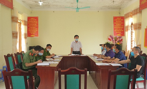 Trưởng Ban Dân tộc HĐND tỉnh Bùi Quang Trí kiểm tra công tác triển khai công tác bầu cử tại xã Sủng Trái, huyện Đồng Văn
